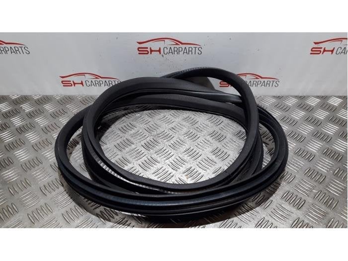 Portierrubber 4Deurs links-achter van een Mercedes GLE, Gebruikt, -, Ophalen of Verzenden, -