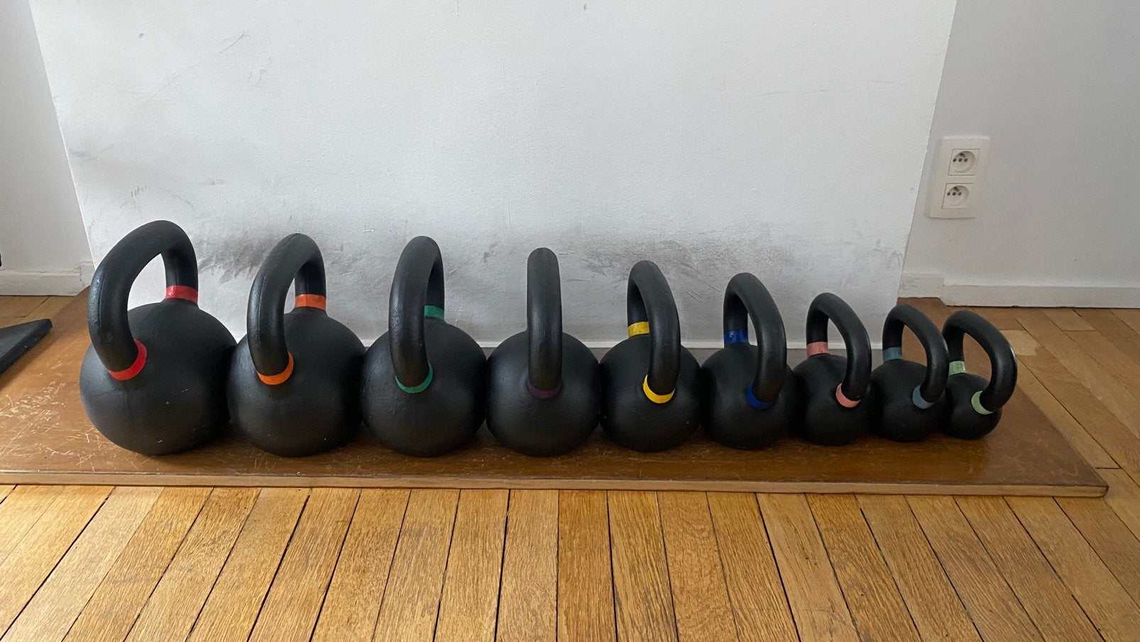9 kettlebells de 4 à 32 kg — série complète de 150 kg, Enlèvement, Utilisé, Bras, Kettlebell