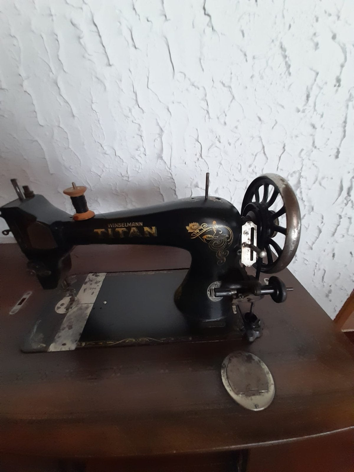 Machine à coudre antique Titan, Enlèvement