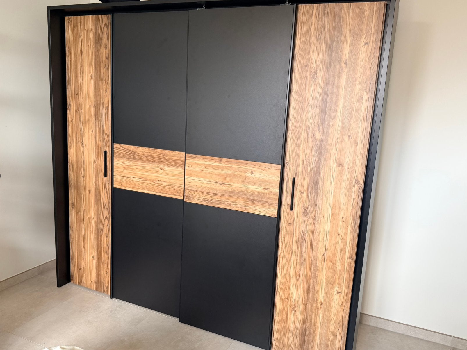 Armoire Jabim 209 cm - décor - Alpine Picea & Noir, Maison & Meubles, Enlèvement, Comme neuf