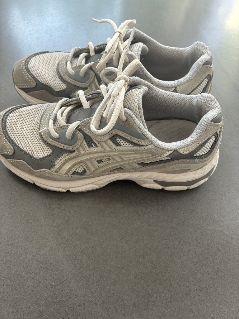 Sneakers Asics grises taille 37,5, en parfait état, Garçon, Asics, Enlèvement ou Envoi, Comme neuf