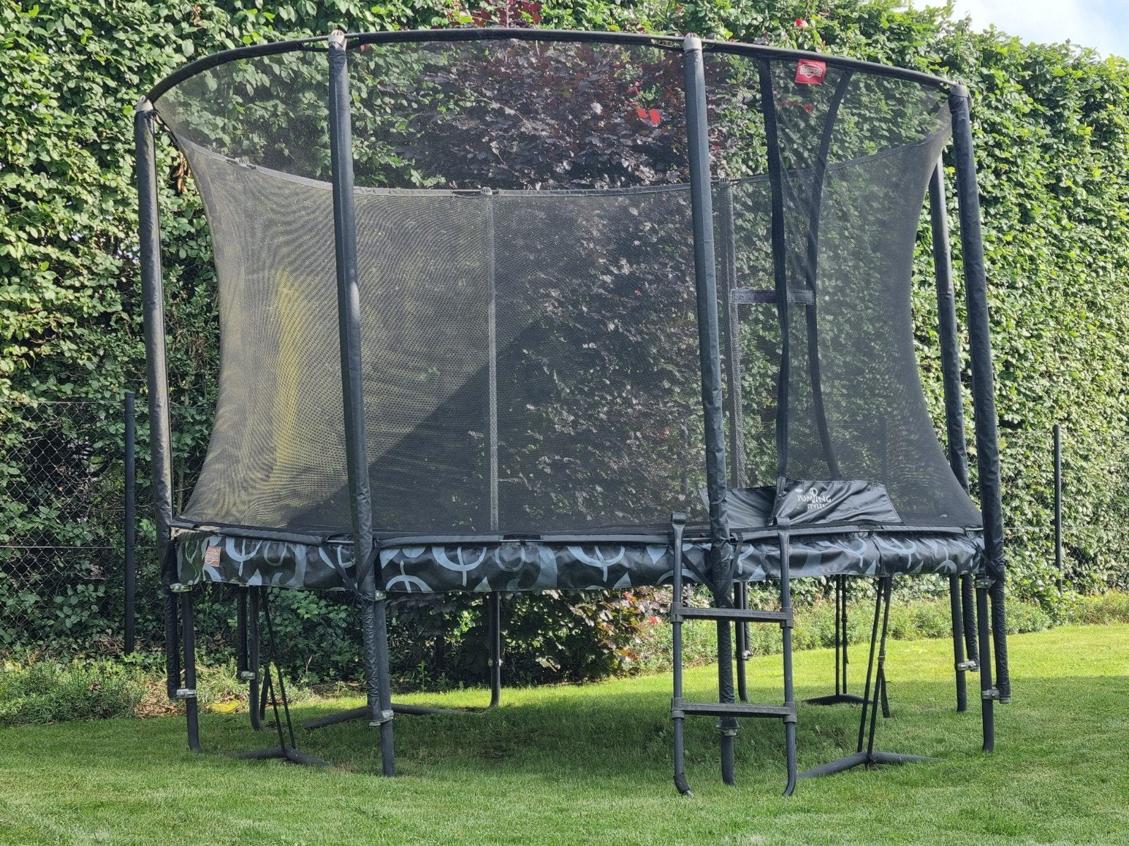 Trampoline Mountain Favorit Black Édition limitée, Enfants & Bébés, Jouets | Extérieur | Trampolines, Enlèvement
