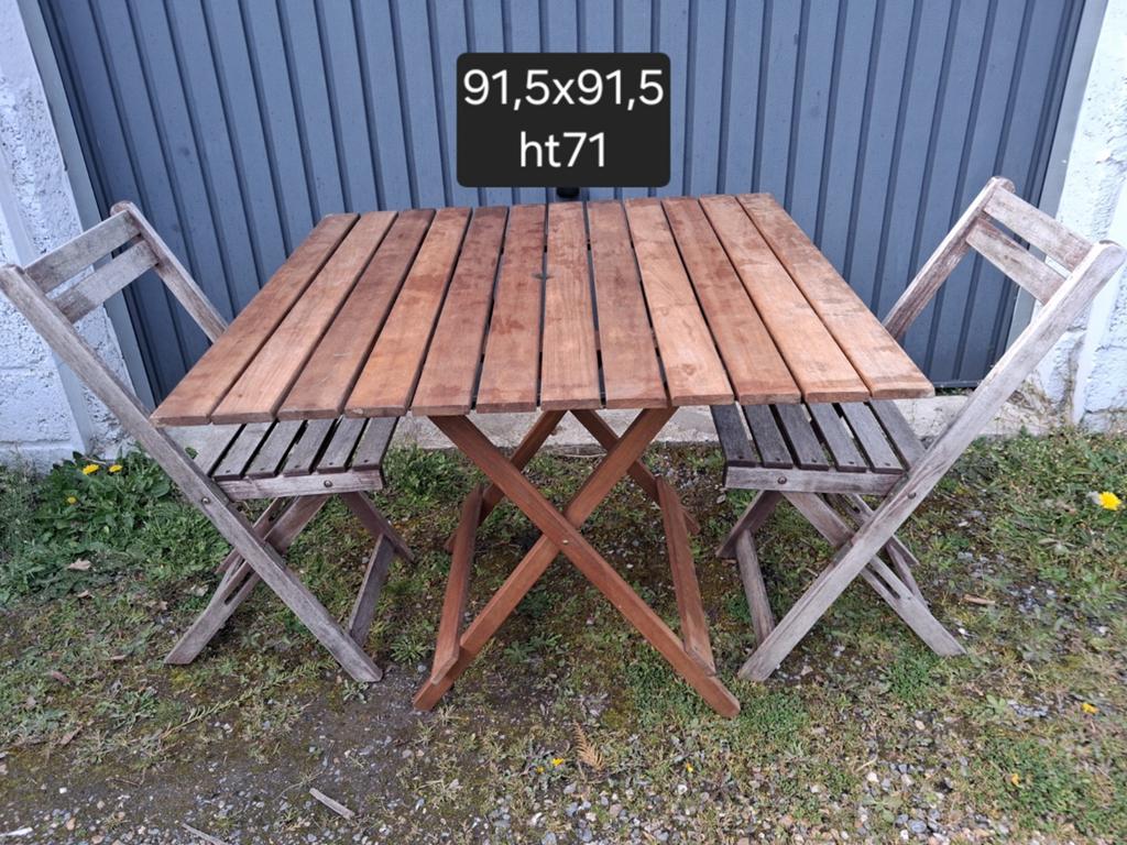 Houten tafel en twee stoelen, Ophalen