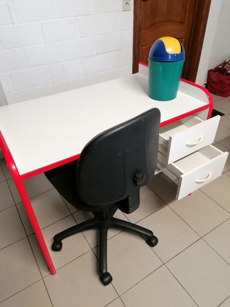 bureau, wit met rood accentje, stoel en vuilbakje, Ophalen, Met lades, Kinderbureau, Wit