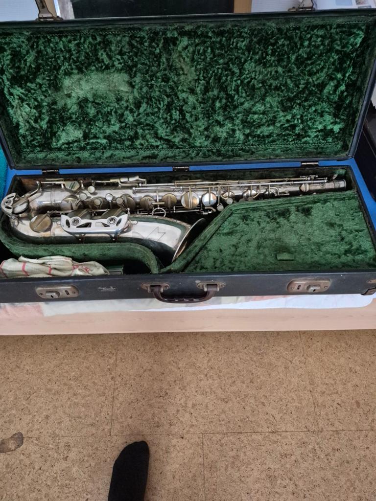 Saxophone schenkelaars, Muziek en Instrumenten, Blaasinstrumenten | Saxofoons, Ophalen of Verzenden, Gebruikt, Overige typen, Met koffer