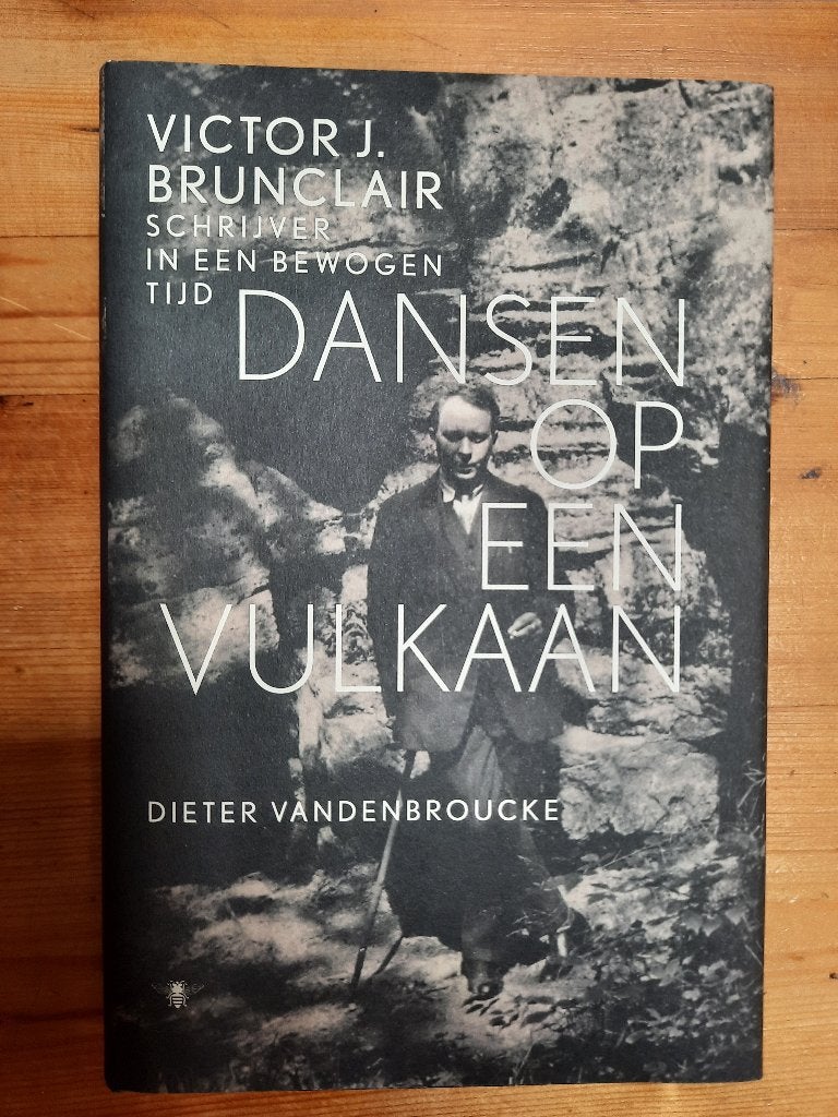 Victor J Brunclair  Dansen op een vulkaan, Ophalen of Verzenden, Zo goed als nieuw, Diter Vandenbroucke