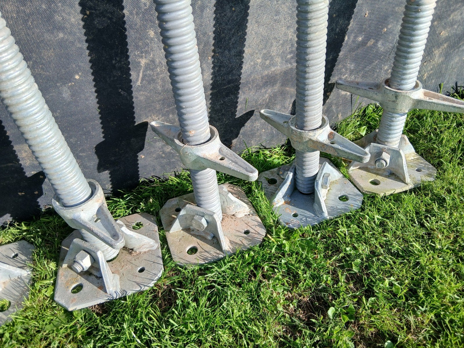 PIEDS RÉGLABLE ORIENTABLE. ( 8 PIÈCES)., Enlèvement