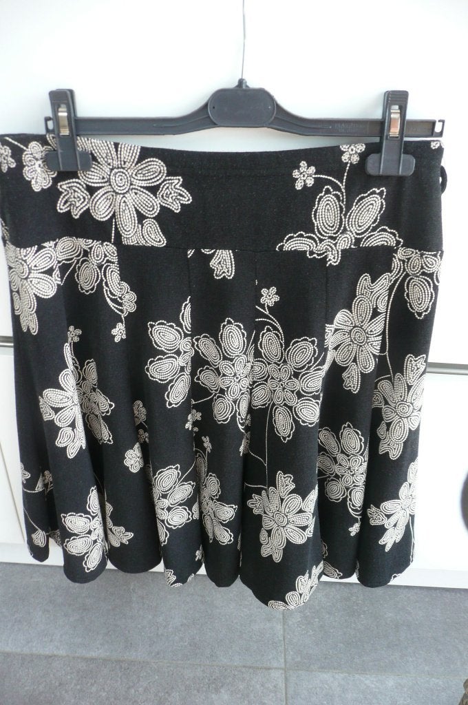 Zwarte rok met bloemen (K673), Taille 42/44 (L), Enlèvement ou Envoi, Cassis, Noir
