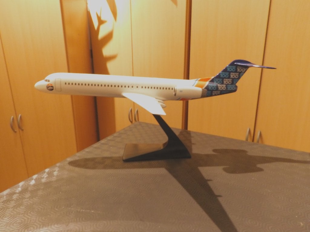 Fokker 100  zwaar model, Verzamelen, Verzenden, Zo goed als nieuw, Schaalmodel