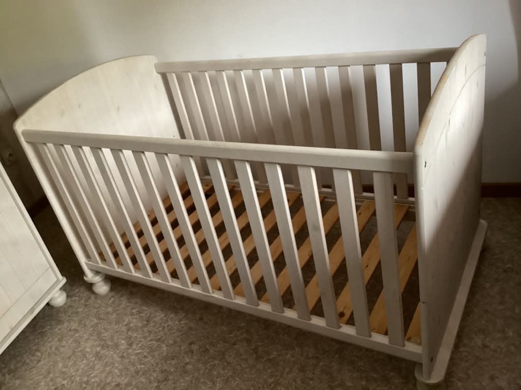 Babybedje met commode, 105 cm ou plus, Comme neuf, Enlèvement, 50 à 70 cm