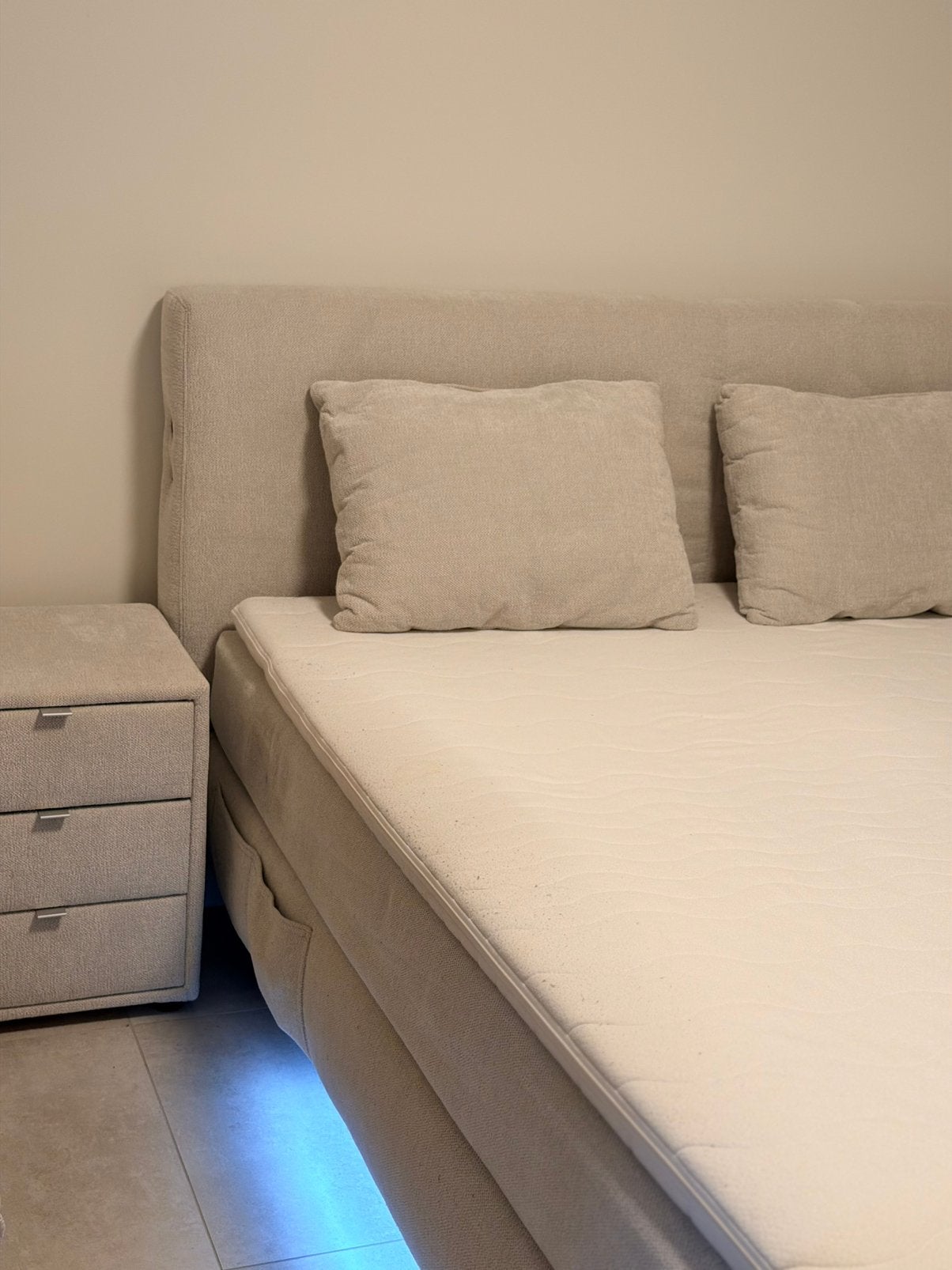 Boxspring Kira Max 160x200 beige + 2 stoffen nachtkastjes, Huis en Inrichting, Ophalen, Zo goed als nieuw, Beige