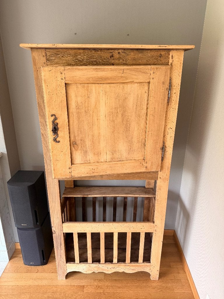 Antieke houten meubels — opbergruimte in rustieke stijl, Ophalen