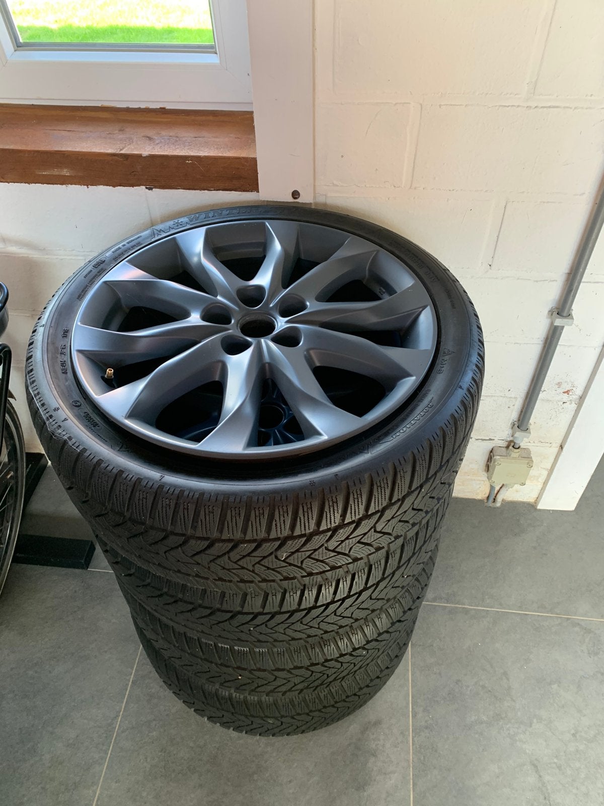 Mazda3 winterbanden 18 inch x7J + velgen staan in grondverf, Auto-onderdelen, Ophalen, 18 inch, Winterbanden, Velg(en)