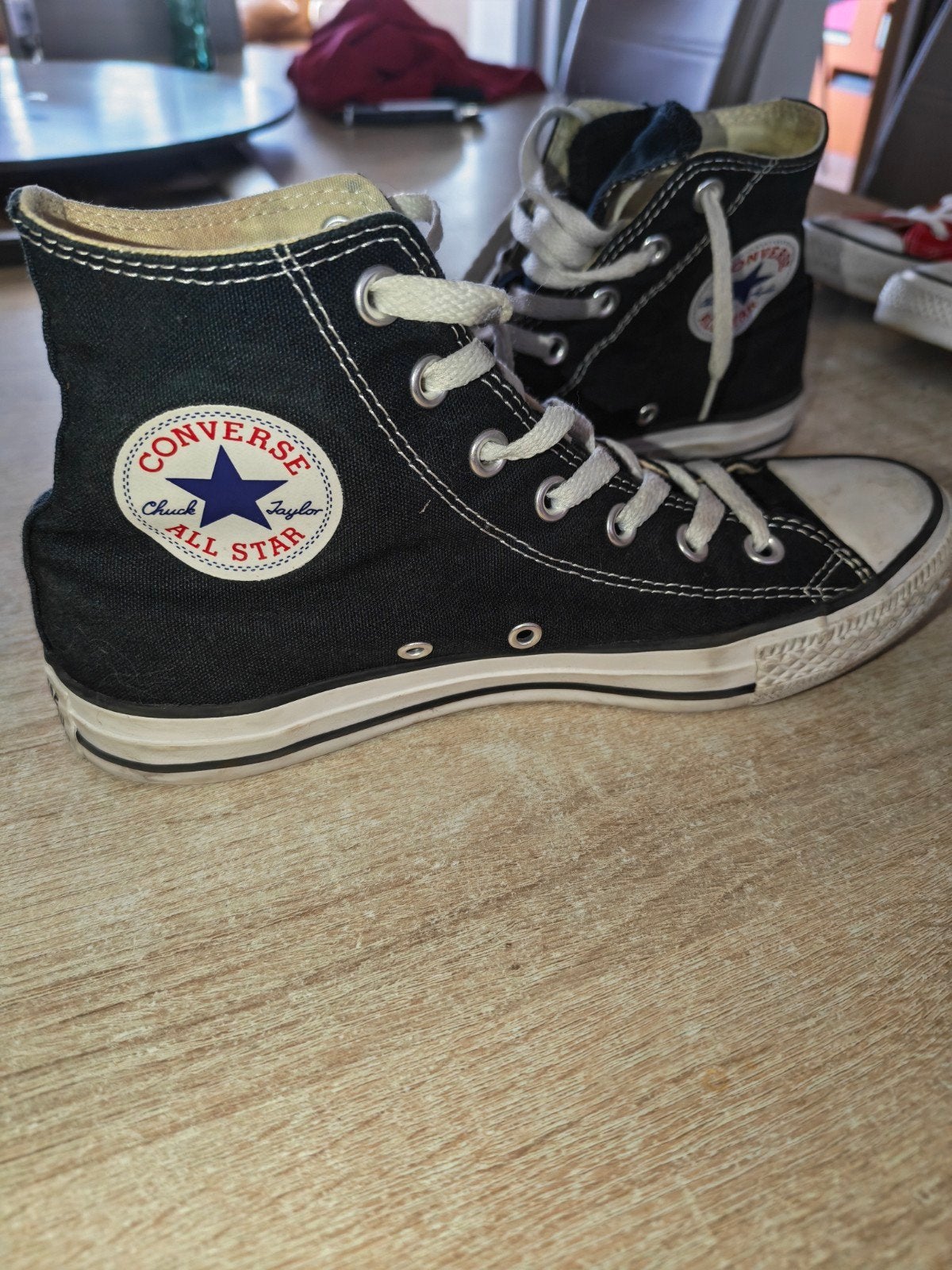 chaussures converse pointure 38
50 cm en largeur 
76 cm en h, Enlèvement