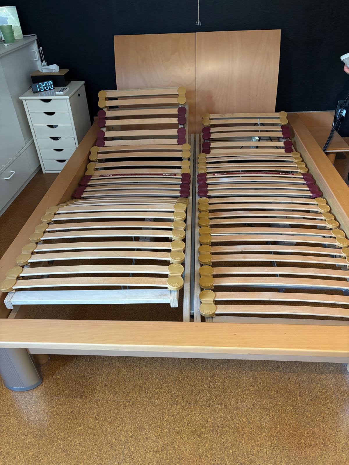 Bed 140x200 met 2 x  gemotoriseerde latoflex, Huis en Inrichting, Slaapkamer | Matrassen en Bedbodems, Ophalen, Gebruikt, 140 cm