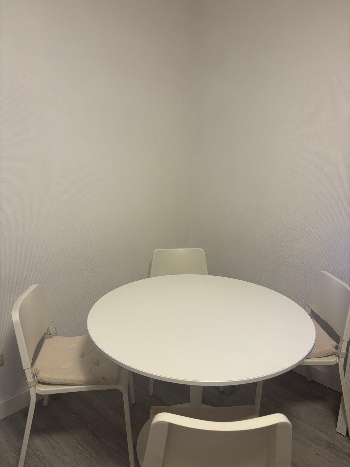 Table ronde et ses 4 chaises, Enlèvement, Comme neuf