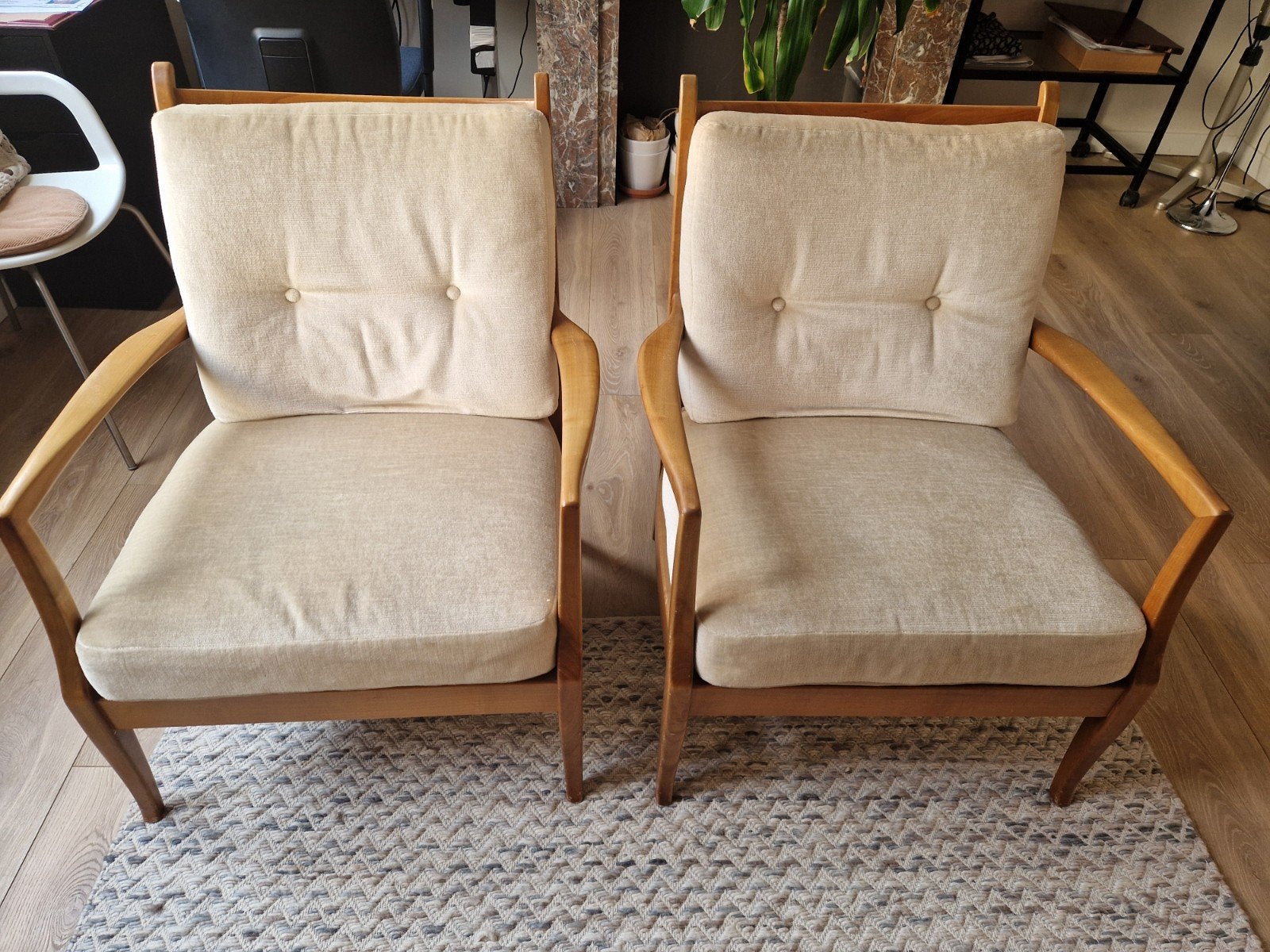 Deux magnifiques fauteuils vintage en bois clair, Enlèvement