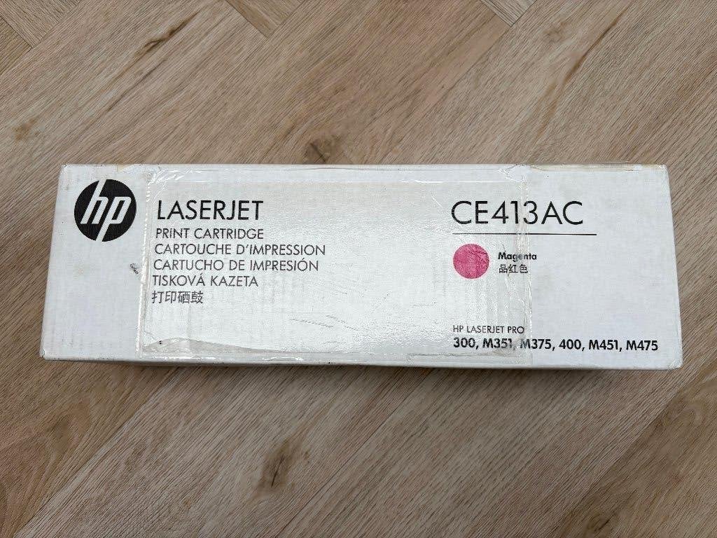 HP CE413AC (HP 305A) dans une boîte complètement fermée, Informatique & Logiciels, Fournitures d'imprimante, Enlèvement ou Envoi