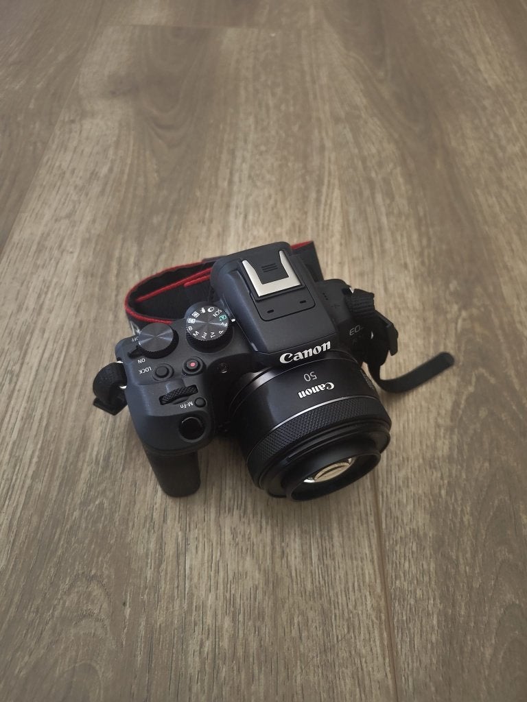 Canon R10 + RF 50mm F1.8 STM, Enlèvement, Comme neuf, Appareil photo hybride, Canon