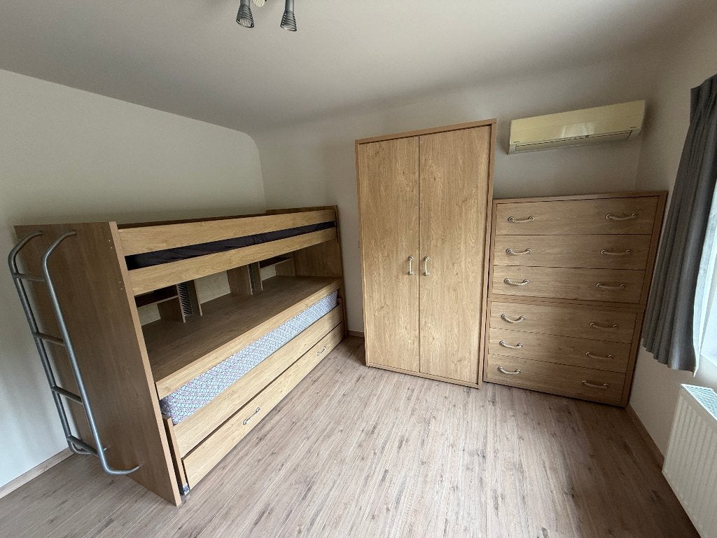 Kinderkamer met hoogslaper, uitschuifbed(den) en kastruimte, Kinderen en Baby's, Kinderkamer | Complete kinderkamers, Ophalen