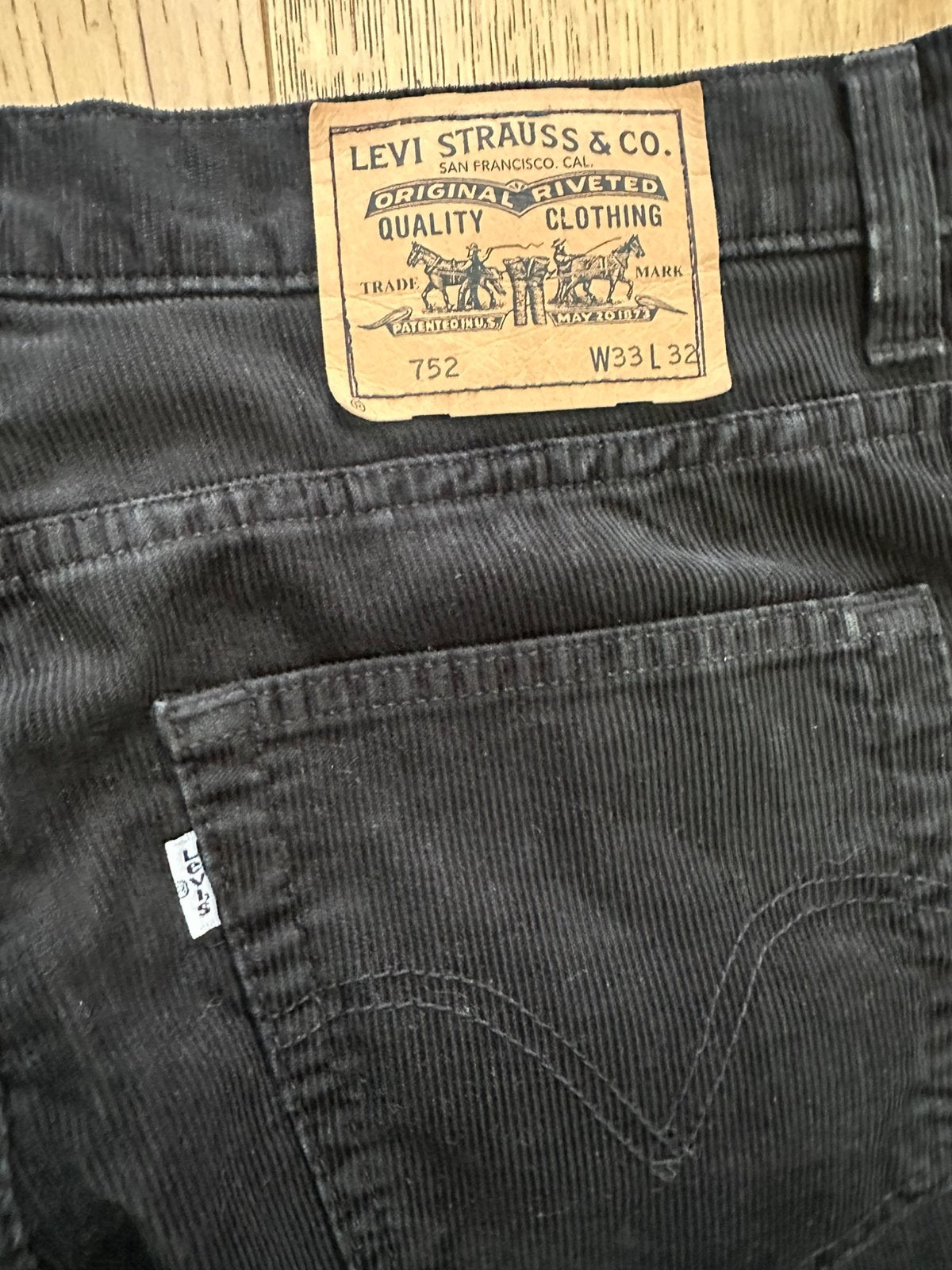 Levi's 752 zwarte corduroy broek W33 L32, Kleding | Heren, Spijkerbroeken en Jeans, Ophalen of Verzenden, Zo goed als nieuw, Zwart