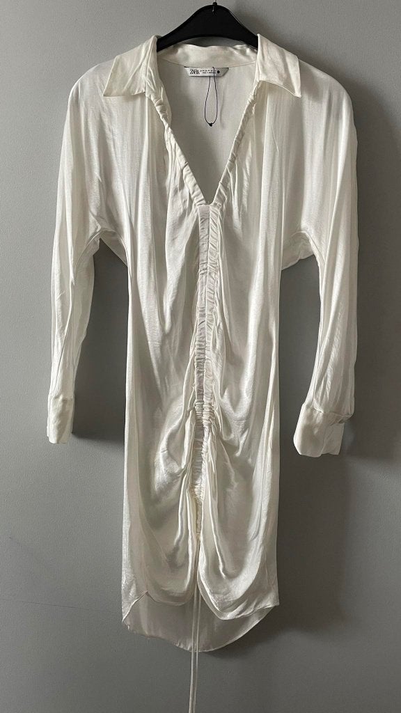 Witte satijnen jurk van ZARA, halflang S, Kleding | Dames, Ophalen of Verzenden, Zo goed als nieuw, Maat 36 (S), Onder de knie