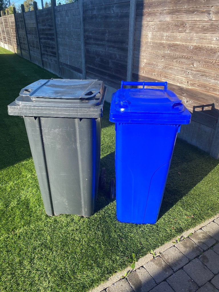 Zwarte afval container 240L en  blauwe afval container 120L, Ophalen