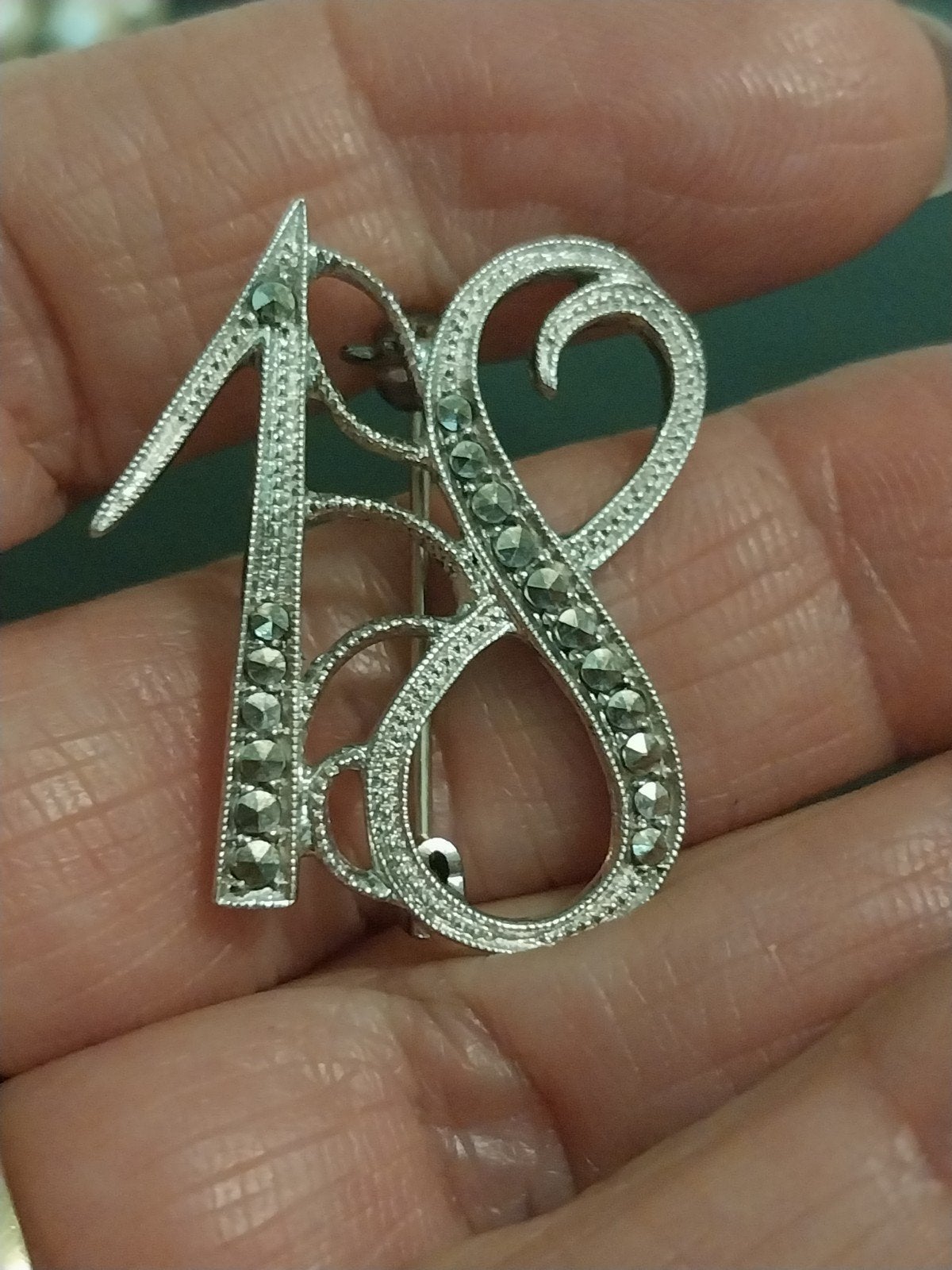 Vintage Broche met cijfer 18 en markasiet (Zilver 835), Bijoux, Sacs & Beauté, Enlèvement ou Envoi, Argent, Argent