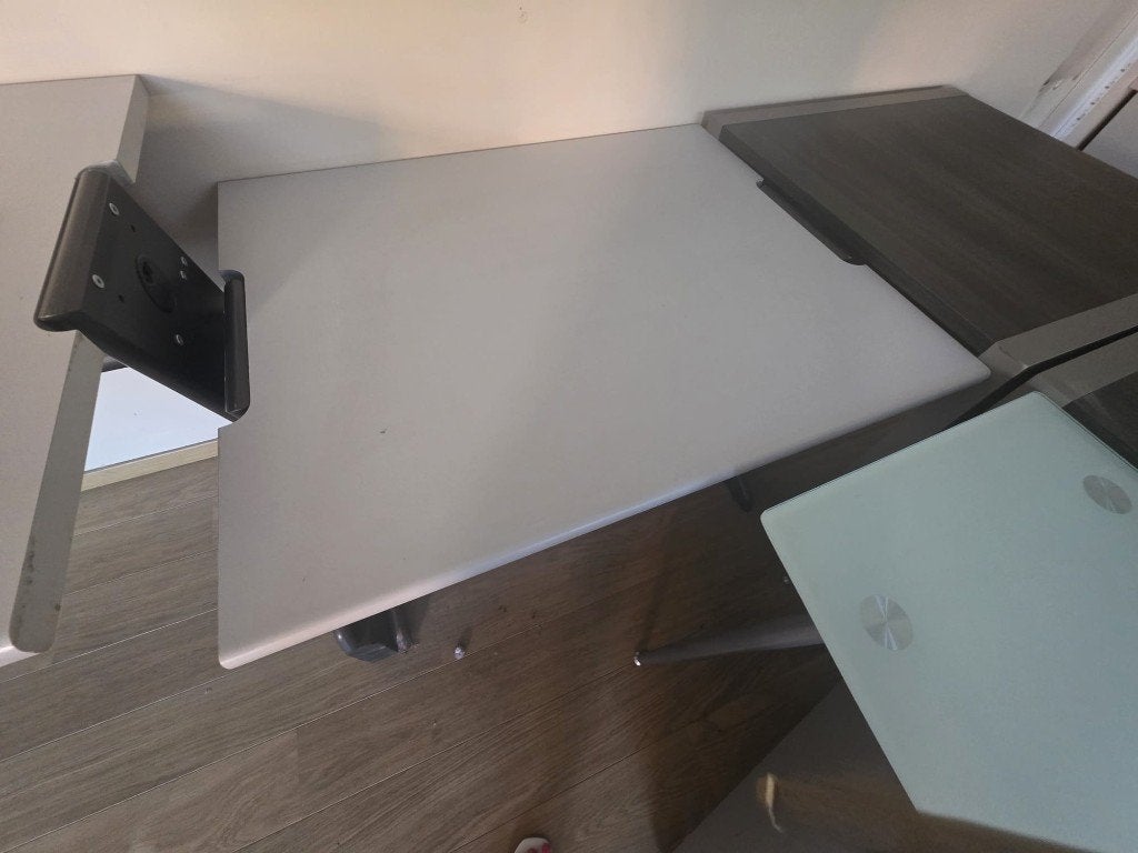 2 x Grote & kleine grijze kantoorbureaus/tafels, Zakelijke goederen, Werkplek, Ophalen, Gebruikt, Tafel