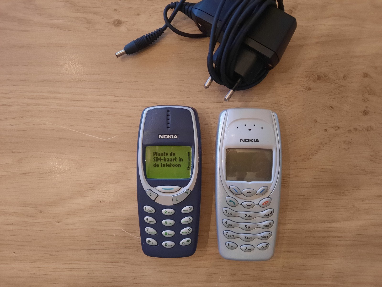 Nokia 3310 en 3410 met lader. werken goed., Télécoms, Enlèvement ou Envoi, Classique ou Candybar, Clavier physique, Utilisé