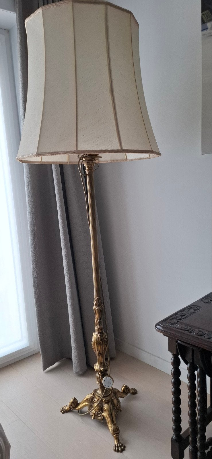 Antieke staande lamp in gele bronskleur met stoffen kap, Huis en Inrichting, Lampen | Vloerlampen, Zo goed als nieuw, Metaal, 150 tot 200 cm