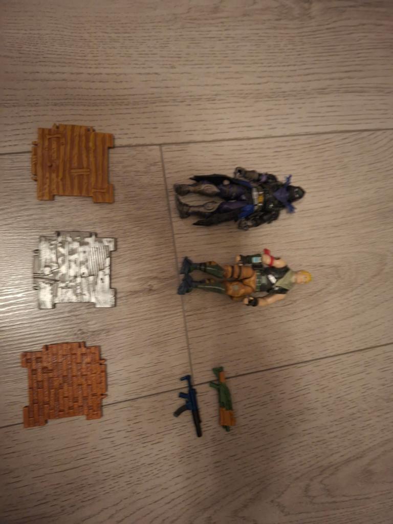 Fortnite poppetjes + 2 wapens met bouw materiaal, Hobby en Vrije tijd, Ophalen