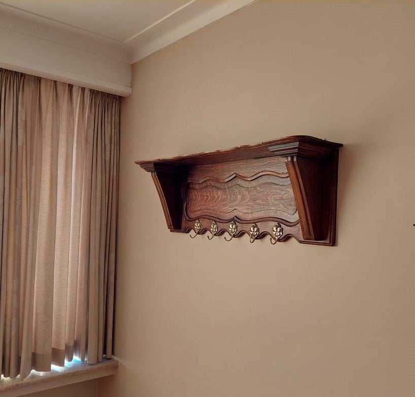 Étagère en bois vintage avec d'élégants crochets en laiton, Maison & Meubles, Moins de 100 cm, Portemanteau mural, Comme neuf