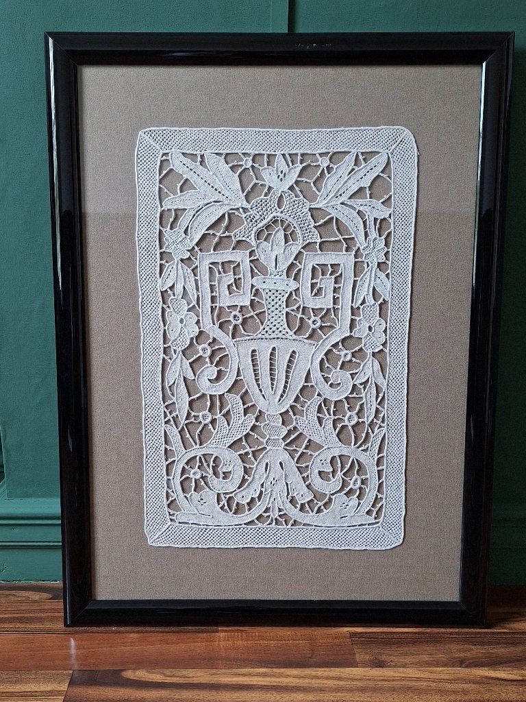 Antiek ecru groot decoratief haakwerk ingekaderd, Ophalen
