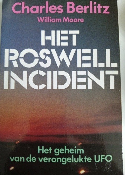 Het Roswell incident, Charles Berlitz en William Moore, Boeken, Ophalen of Verzenden, Zo goed als nieuw
