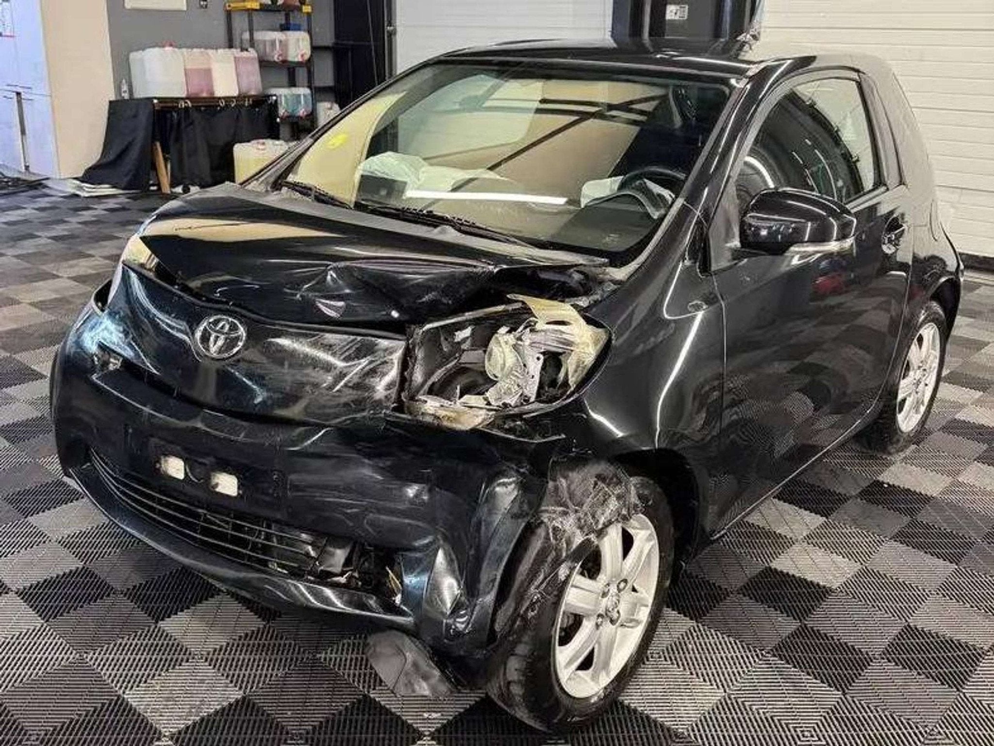Toyota iQ 1.0i benzine bj. 2010 VOOR ONDERDELEN, Auto's, IQ, Electronic Stability Program (ESP), Zwart, Bedrijf