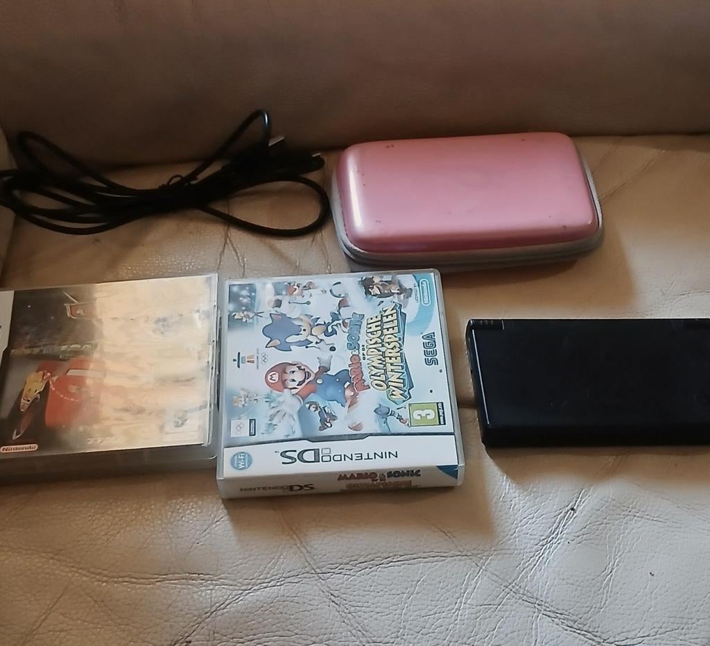 Nintendo dsi + 5 games + opbergzakje + oplader, Games en Spelcomputers, Spelcomputers | Nintendo DS, Zo goed als nieuw, Dsi, Zwart