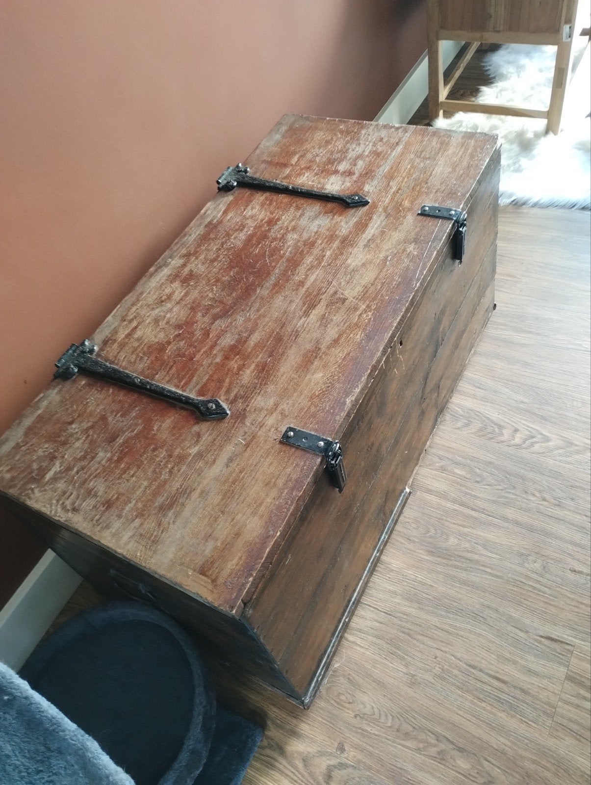 Houten koffer, Ophalen