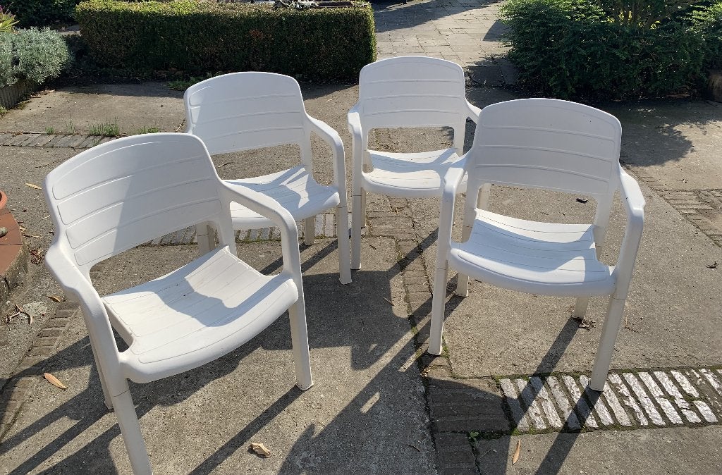 4 witte kunststof tuinstoelen met armleuningen, Ophalen, Zo goed als nieuw, Kunststof, Stapelbaar