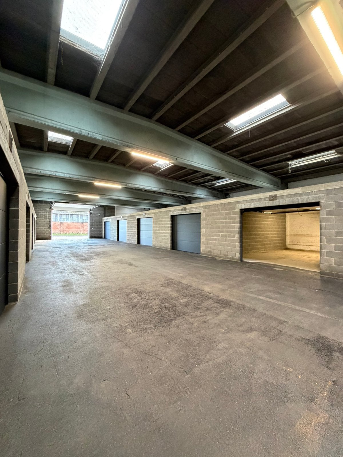 Box sécurisés à louer – Stockage & Activités autorisées, Autres types, En direct du propriétaire, Charleroi