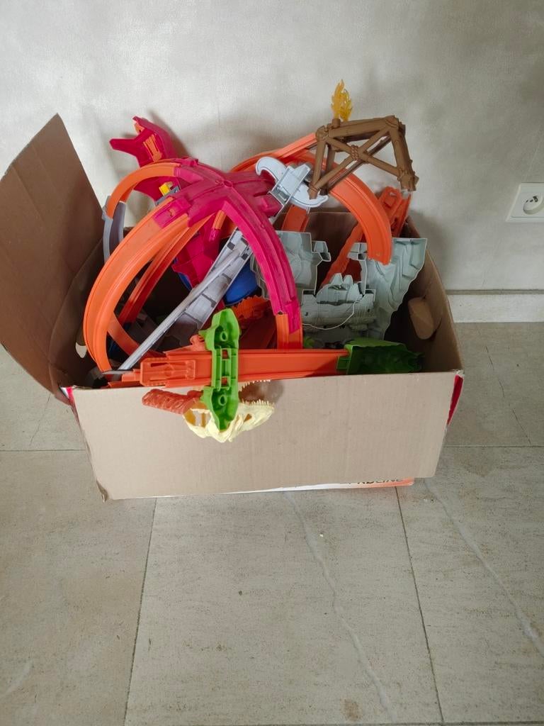 Hotwheels dubbele looping, drakenkop vulkaan, Ophalen
