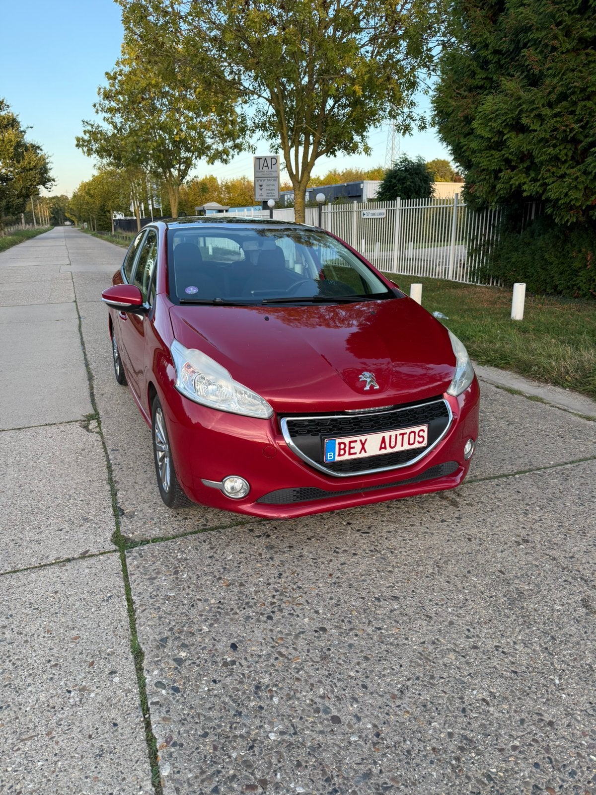 PEUGEOT 208 1.2 BENZINE MET GARANTIE DIRECT BESCHIKBAAR, Auto's, Voorwielaandrijving, Stof, Zwart, 1199 cc