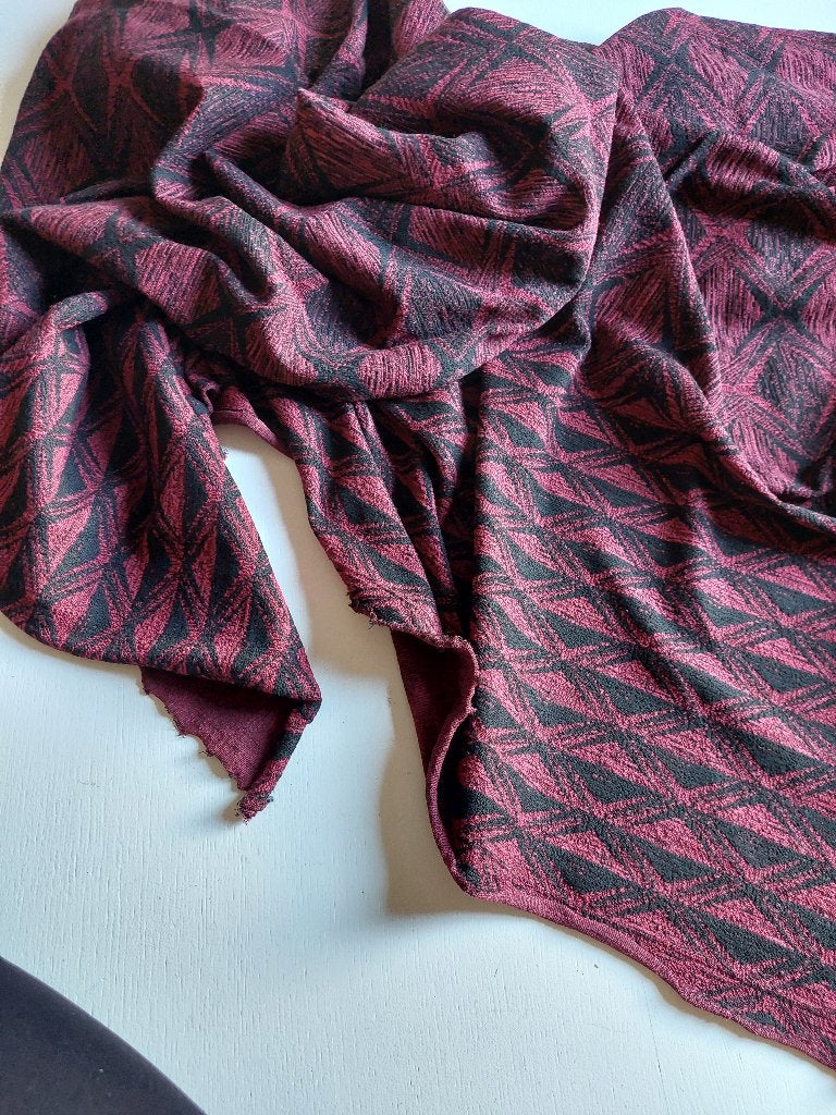 1,4 mètre tricot tissu mode rouge foncé et noir, Enlèvement ou Envoi, 120 cm ou plus, Polyester, 30 à 200 cm