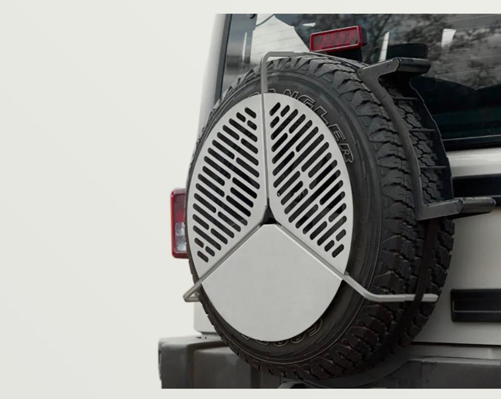 GRILLE DE BBQ SUR ROUE DE SECOURS – DE FRONT RUNNER, Caravanes & Camping, Accessoires de camping, Utilisé, Enlèvement ou Envoi