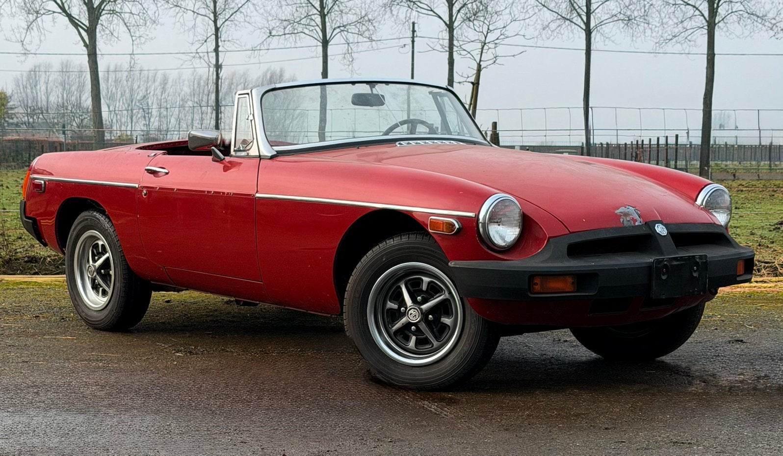 MGB + donor voor interieur aan spotprijs., Auto's, Oldtimers, Particulier, MG, Benzine, Ophalen