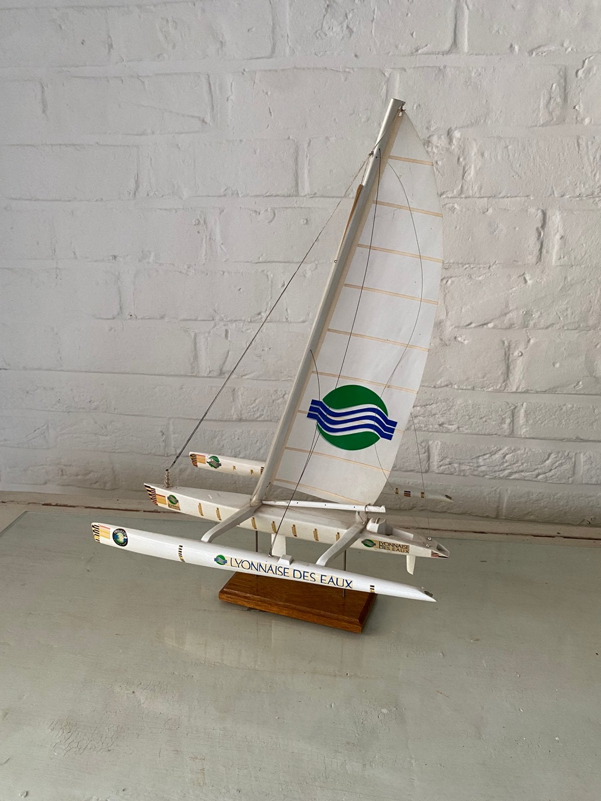 Prachtig Model Trimaran Lyonnaise des Eaux, Hobby & Loisirs créatifs, Modélisme | Bateaux & Navires, Comme neuf, Enlèvement