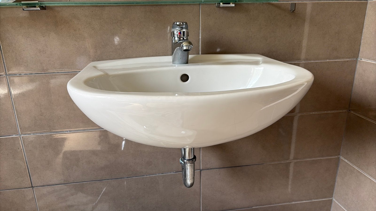 Porseleinen lavabo - 2 stuks + kraanwerk, Ophalen, Gebruikt, Chroom, Wastafel