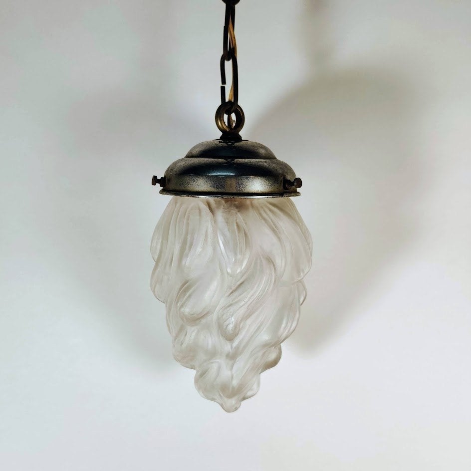 Klassieke hanglamp met glazen kap in vorm van vlam., Huis en Inrichting, Ophalen of Verzenden, Gebruikt, Glas, E27 (groot)