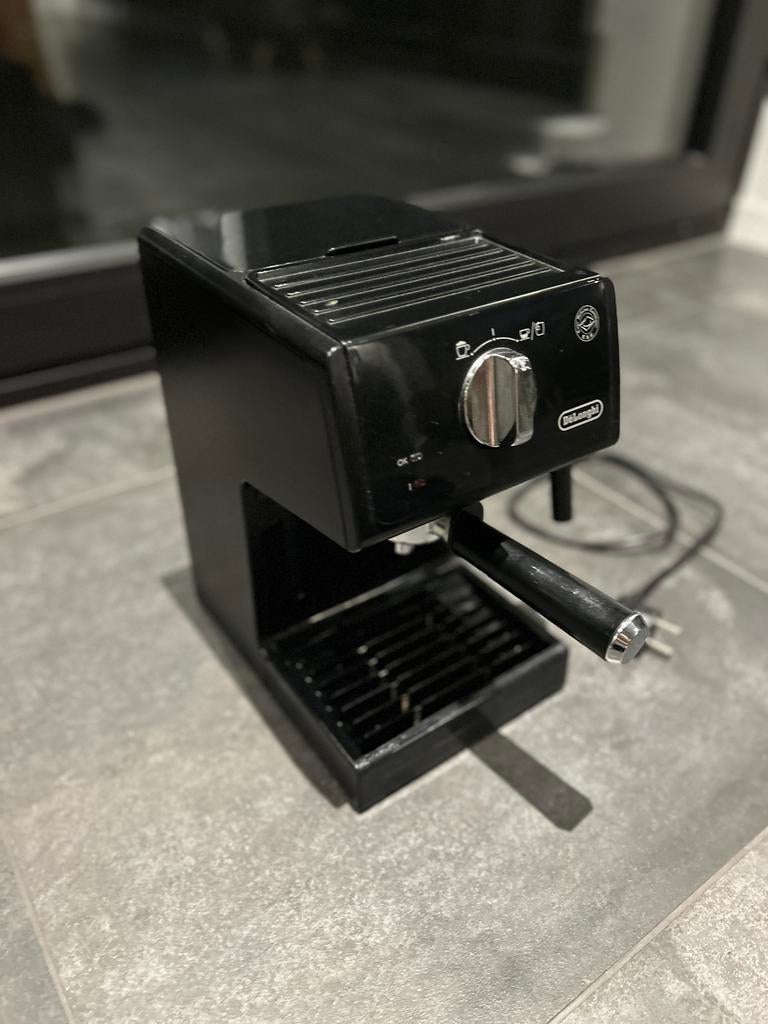 DeLonghi espressomachine, Electroménager, Cafetières, Utilisé, Café moulu, Machine à espresso, 2 à 4 tasses, Réservoir d'eau amovible
