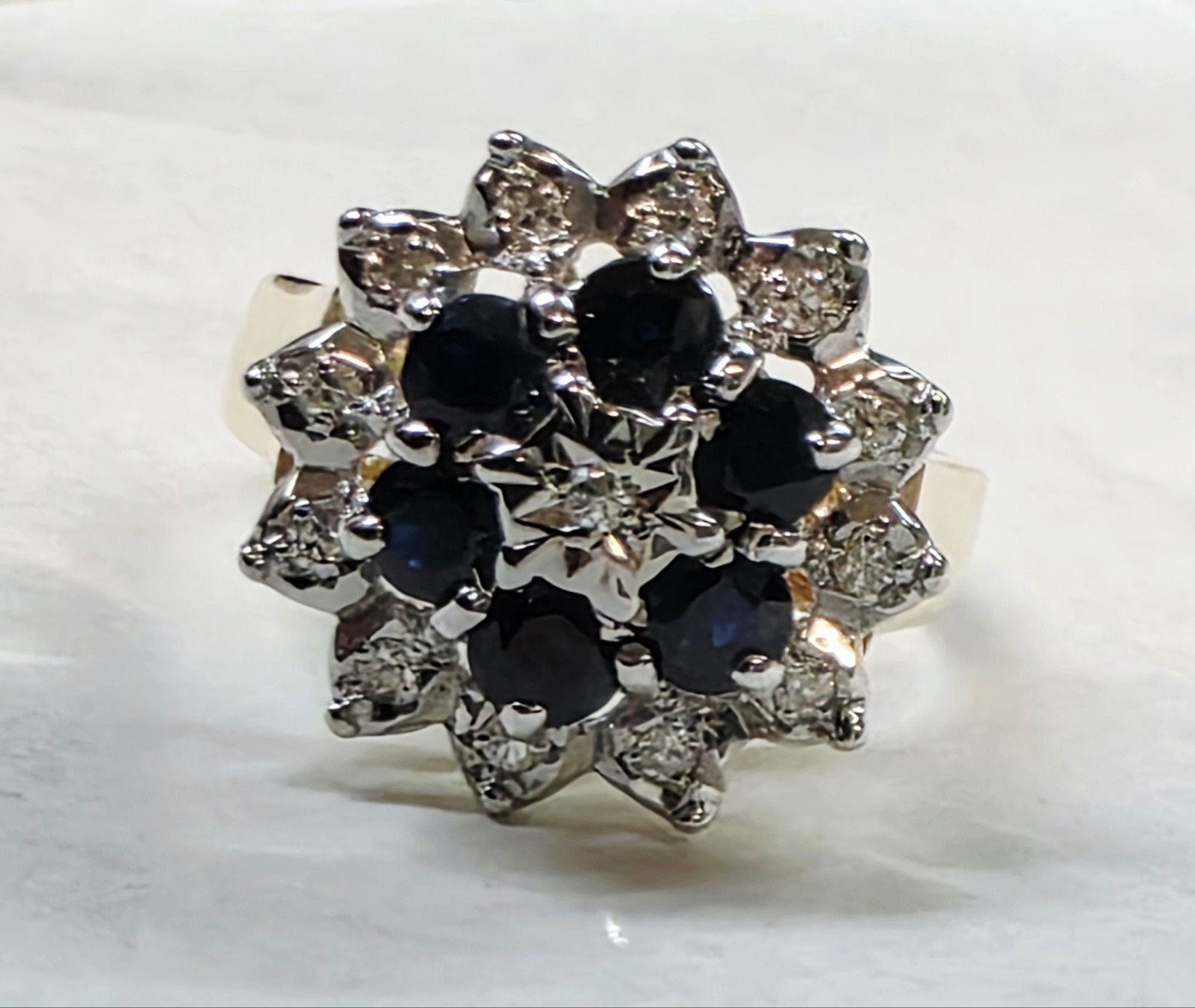 Gouden klassieke ring met saffieren en diamanten, Bijoux, Sacs & Beauté, Enlèvement ou Envoi, Bleu, Or